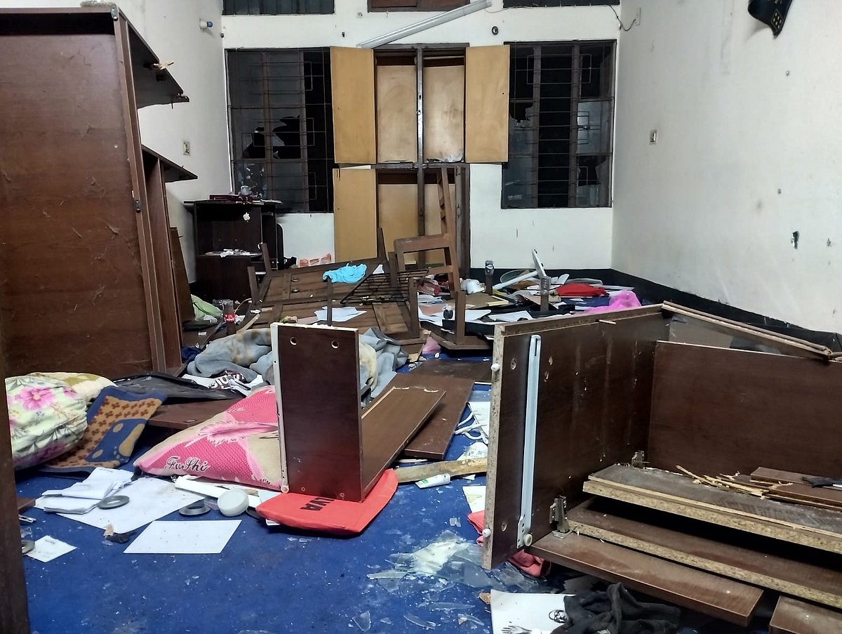 বিশ্ববিদ্যালয় ছাত্রলীগের সাধারণ সম্পাদক হাবিবুর রহমানের কক্ষ ভাঙচুর করেন আন্দোলনকারীরা